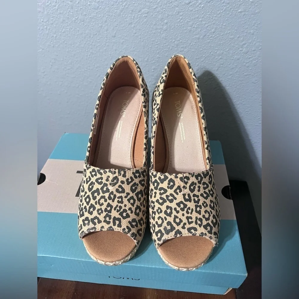 NIB TOMS Leopard Espadrille Peep Toe Wedges Women’s Sz 7 US NEW In BOX 3.5 Heel